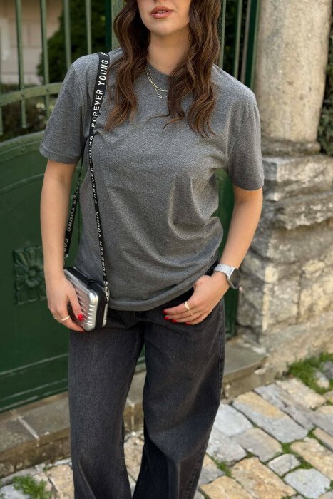 T-SHIRT NJE NGJYRESH PER FEMRA NE NGJYRE GRI TE ERRET + 6 PALE ÇORAPE DHURATE - 4