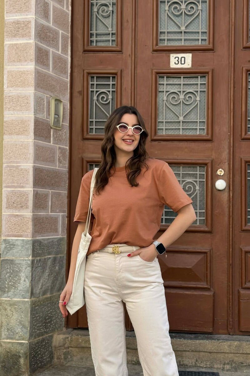 T-SHIRT NJE NGJYRESH PER FEMRA NE NGJYRE KAFE + 6 PALE ÇORAPE DHURATE - 1
