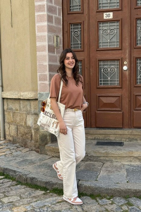 T-SHIRT NJE NGJYRESH PER FEMRA NE NGJYRE KAFE TE ZBARDHUR + 6 PALE ÇORAPE DHURATE - 2