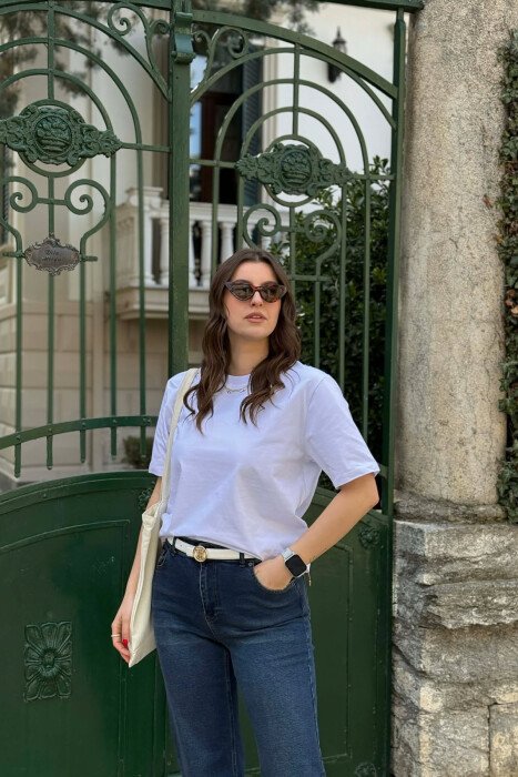 T-SHIRT NJE NGJYRESH PER FEMRA NE NGJYRE TE BARDHE+ 6 PALE ÇORAPE DHURATE 