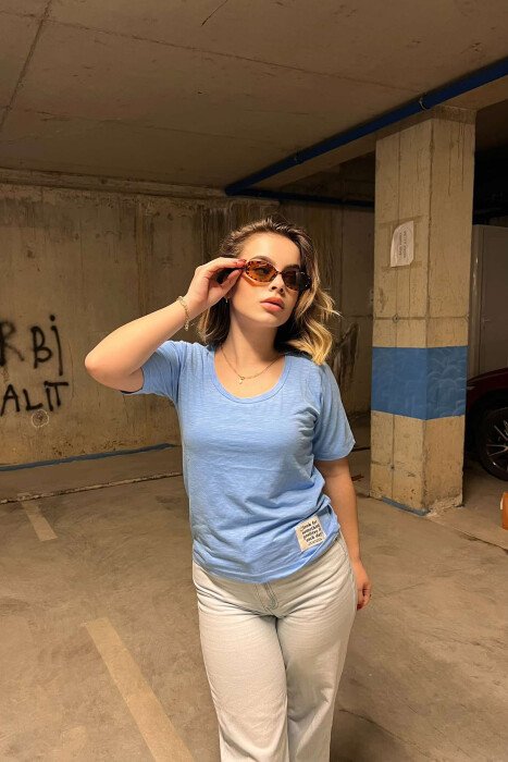 T-SHIRT NJË NGJYRËSHE PËR FEMRA NË NGJYRË BLU E ZBARDHUR - 2