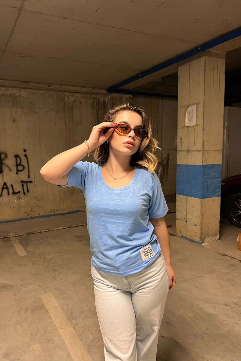 T-SHIRT NJË NGJYRËSHE PËR FEMRA NË NGJYRË BLU E ZBARDHUR - 2