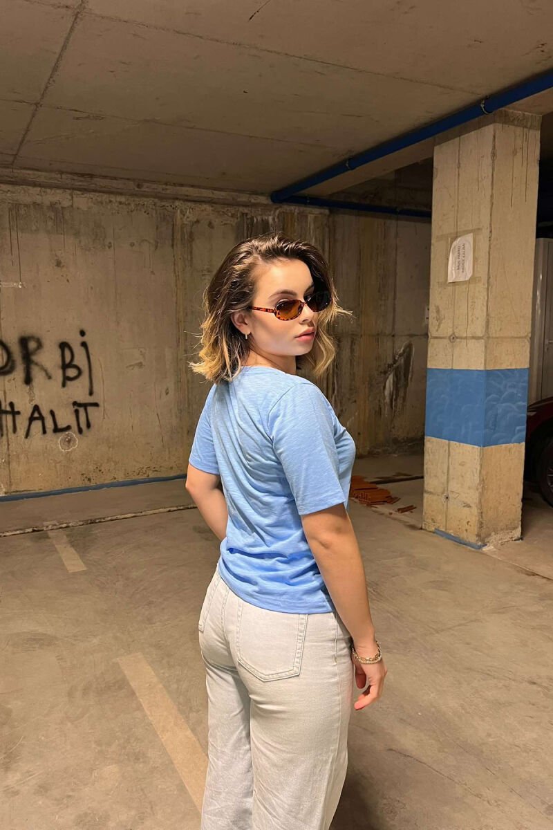 T-SHIRT NJË NGJYRËSHE PËR FEMRA NË NGJYRË BLU E ZBARDHUR - 3