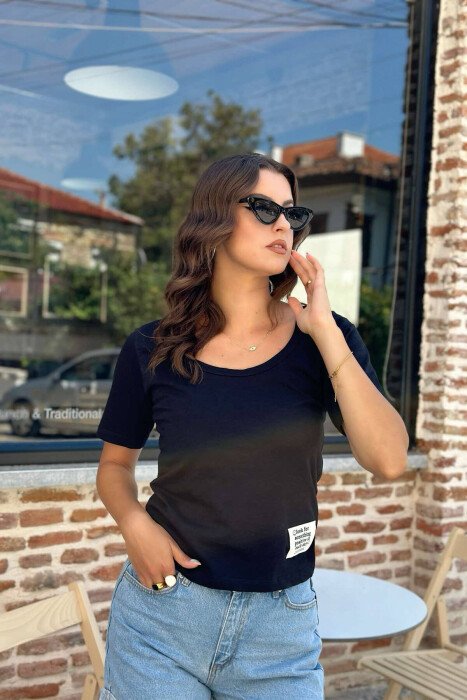 T-SHIRT NJË NGJYRËSHE PËR FEMRA NË NGJYRË E ZEZË - 7