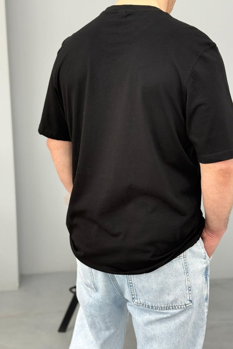 T-SHIRT NJË NGJYRËSHE PËR MESHKUJ NË NGJYRË TË ZEZË - 3