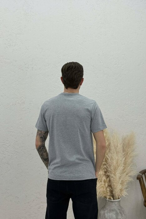T-SHIRT NJE NGJYRESH ME JAKE V PER MESHKUJ NE NGJYRE GRI - 4