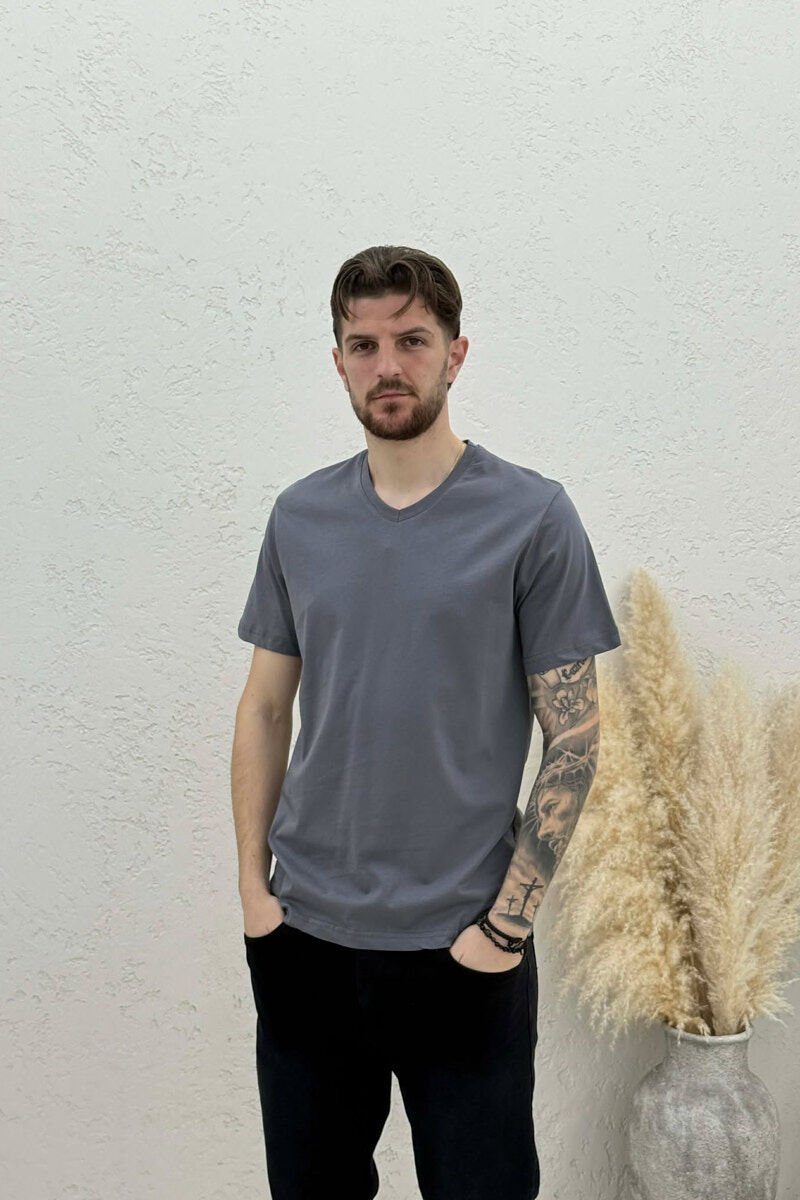 T-SHIRT NJE NGJYRESH ME JAKE V PER MESHKUJ NE NGJYRE GRI TE ERRET - 1