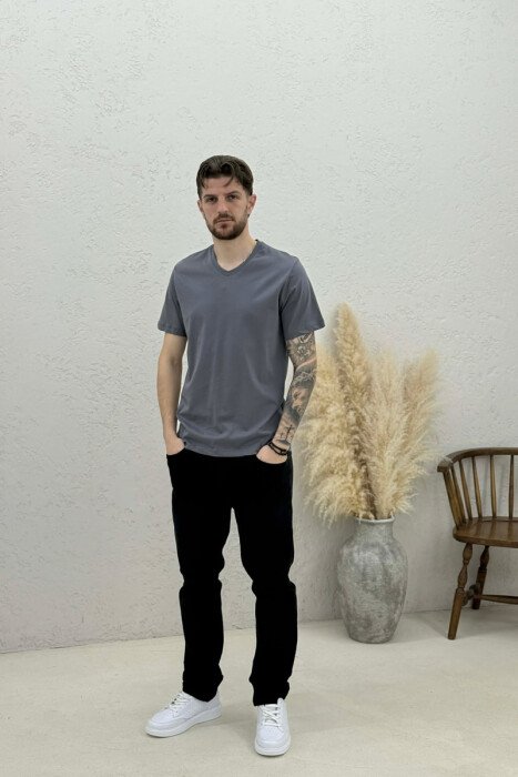 T-SHIRT NJE NGJYRESH ME JAKE V PER MESHKUJ NE NGJYRE GRI TE ERRET - 2