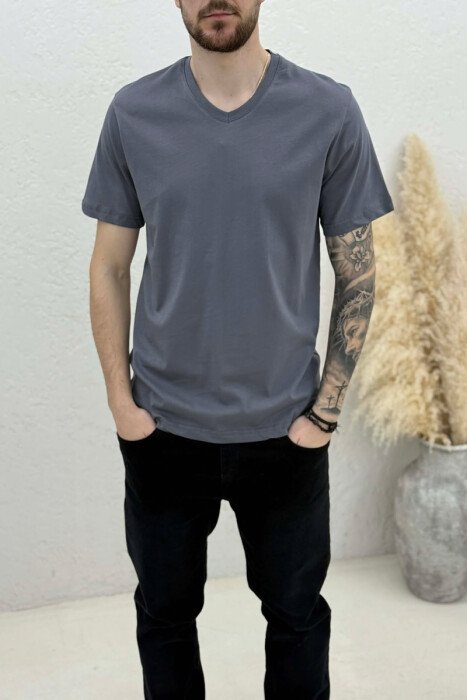 T-SHIRT NJE NGJYRESH ME JAKE V PER MESHKUJ NE NGJYRE GRI TE ERRET - 3