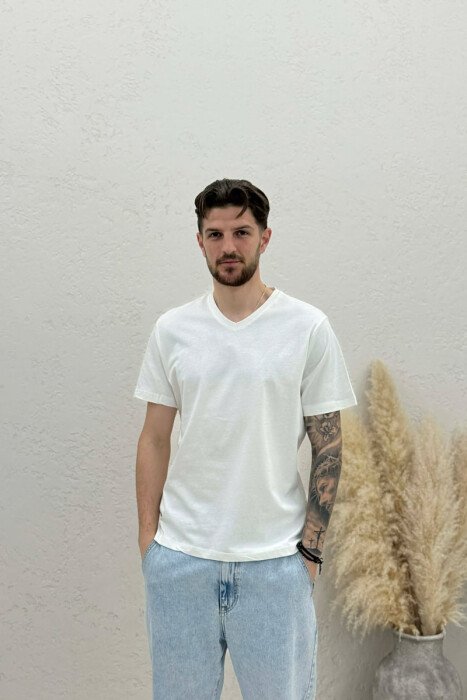 T-SHIRT NJE NGJYRESH ME JAKE V PER MESHKUJ NE NGJYRE TE BARDHE - 