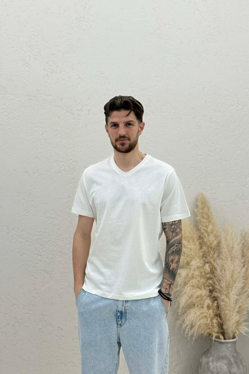 T-SHIRT NJE NGJYRESH ME JAKE V PER MESHKUJ NE NGJYRE TE BARDHE - 1
