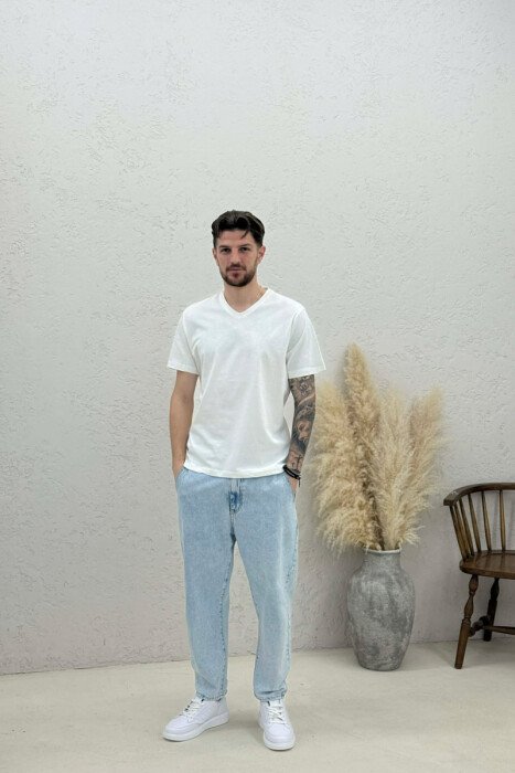 T-SHIRT NJE NGJYRESH ME JAKE V PER MESHKUJ NE NGJYRE TE BARDHE - 2