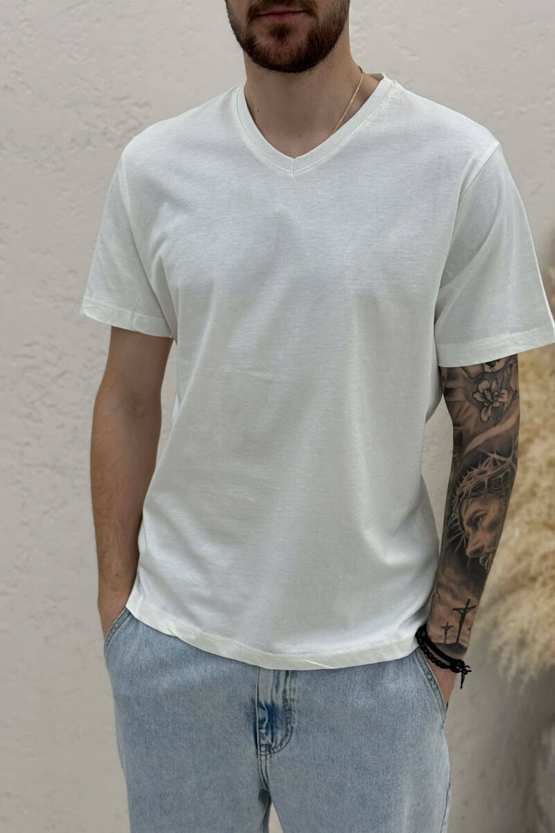 T-SHIRT NJE NGJYRESH ME JAKE V PER MESHKUJ NE NGJYRE TE BARDHE - 3