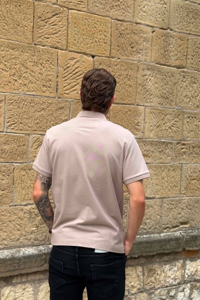 T-SHIRT NJE NJGJYRESH ME JAKE POLO PER MESHKUJ NE NGJYRE BEZHE E ERRET - 3