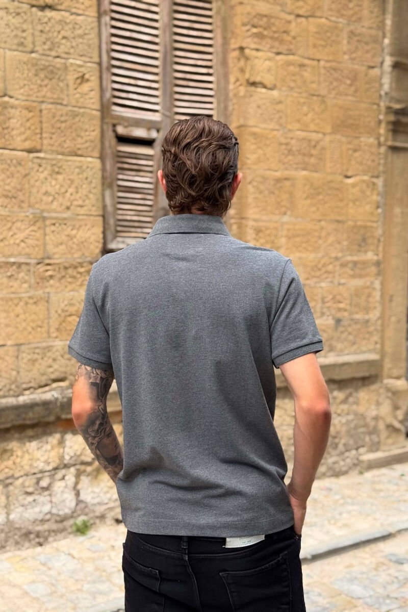 T-SHIRT NJE NJGJYRESH ME JAKE POLO PER MESHKUJ NE NGJYRE GRI E ERRET - 3