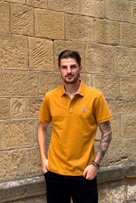 T-SHIRT NJE NJGJYRESH ME JAKE POLO PER MESHKUJ NE NGJYRE MUSTARDE - KLAUDIO FASHION