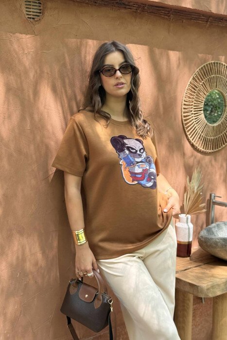 T-SHIRT NJË NGJYRËSH ME IMAZH PËR FEMRA NË NGJYRËN KAFE - 3