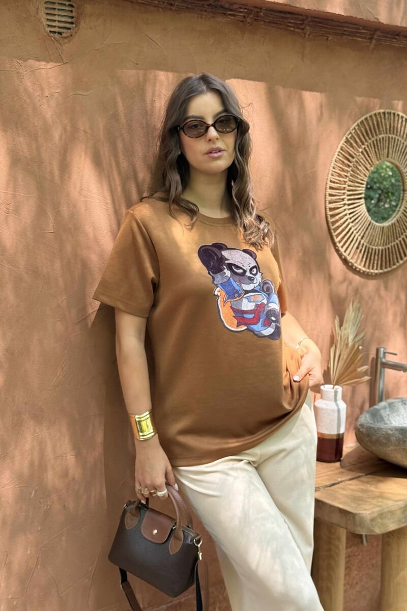 T-SHIRT NJË NGJYRËSH ME IMAZH PËR FEMRA NË NGJYRËN KAFE - 3