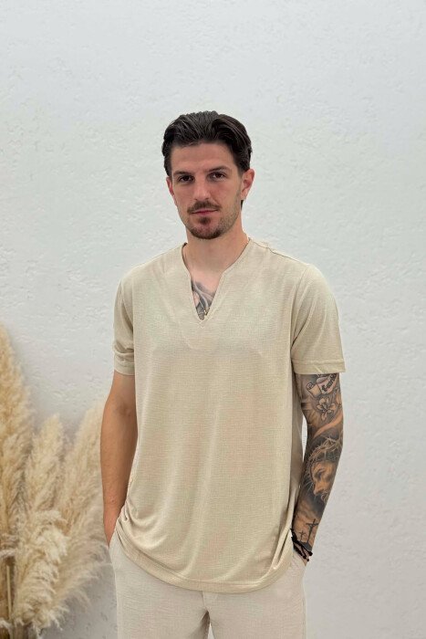 T-SHIRT NJË NGJYRËSH ME JAKË V PËR MESHKUJ NË NGJYRËN BEZHË - 1