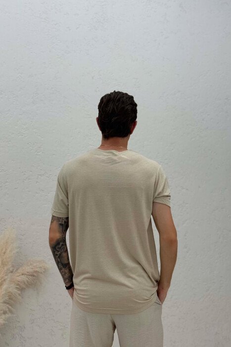 T-SHIRT NJË NGJYRËSH ME JAKË V PËR MESHKUJ NË NGJYRËN BEZHË - 2