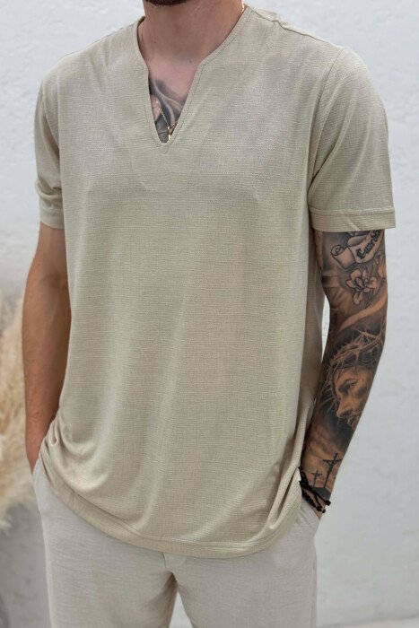 T-SHIRT NJË NGJYRËSH ME JAKË V PËR MESHKUJ NË NGJYRËN BEZHË - 4