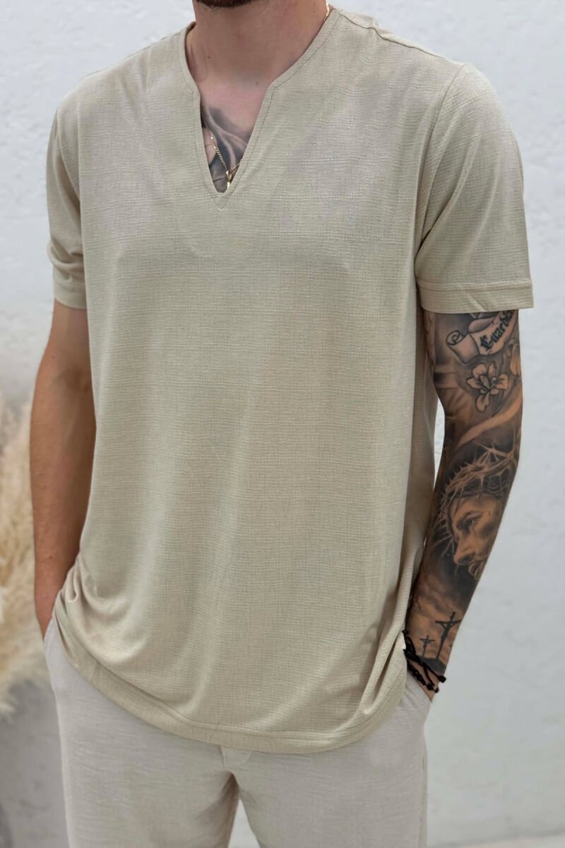 T-SHIRT NJË NGJYRËSH ME JAKË V PËR MESHKUJ NË NGJYRËN BEZHË - 4