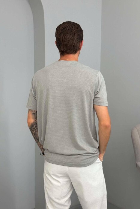 T-SHIRT NJË NGJYRËSH ME JAKË V PËR MESHKUJ NË NGJYRËN GRI E ZBARDHUR - 2