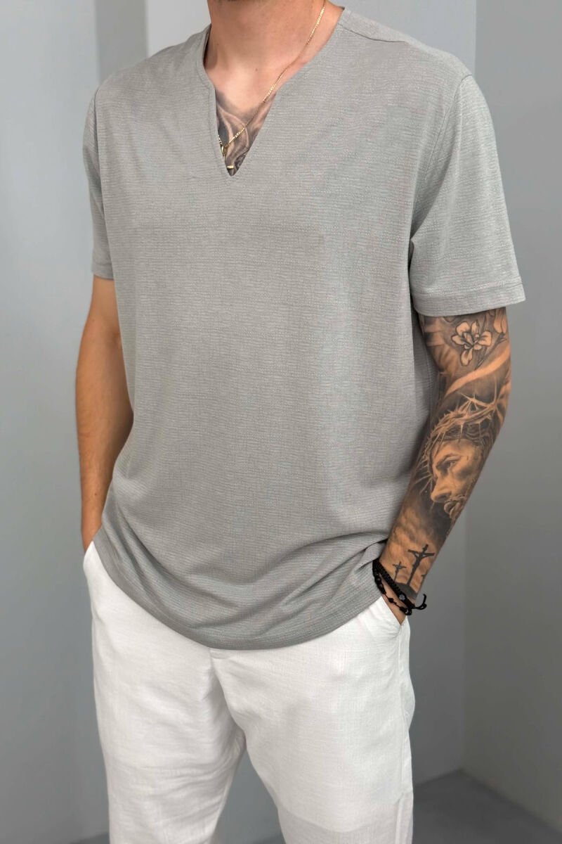 T-SHIRT NJË NGJYRËSH ME JAKË V PËR MESHKUJ NË NGJYRËN GRI E ZBARDHUR - 4