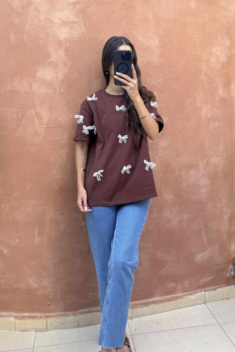 T-SHIRT NJËNGJYRËSH ME DETAJET E FJONGOVE PËR FEMRA NË NGJYRËN KAFE - 1