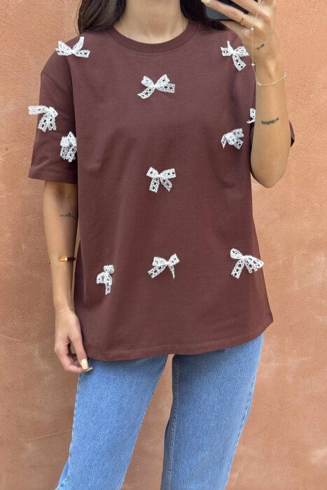 T-SHIRT NJËNGJYRËSH ME DETAJET E FJONGOVE PËR FEMRA NË NGJYRËN KAFE - 3
