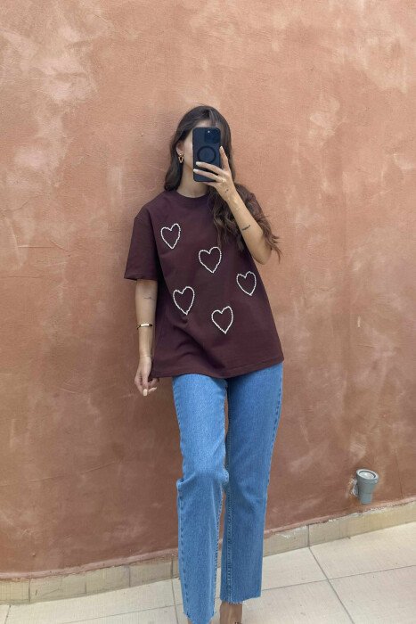 T-SHIRT NJËNGJYRËSH ME DIZANJE ZEMRASH PËR FEMRA NË NGJYRËN KAFE - 2
