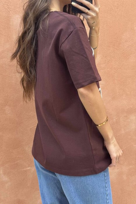 T-SHIRT NJËNGJYRËSH ME DIZANJE ZEMRASH PËR FEMRA NË NGJYRËN KAFE - 3