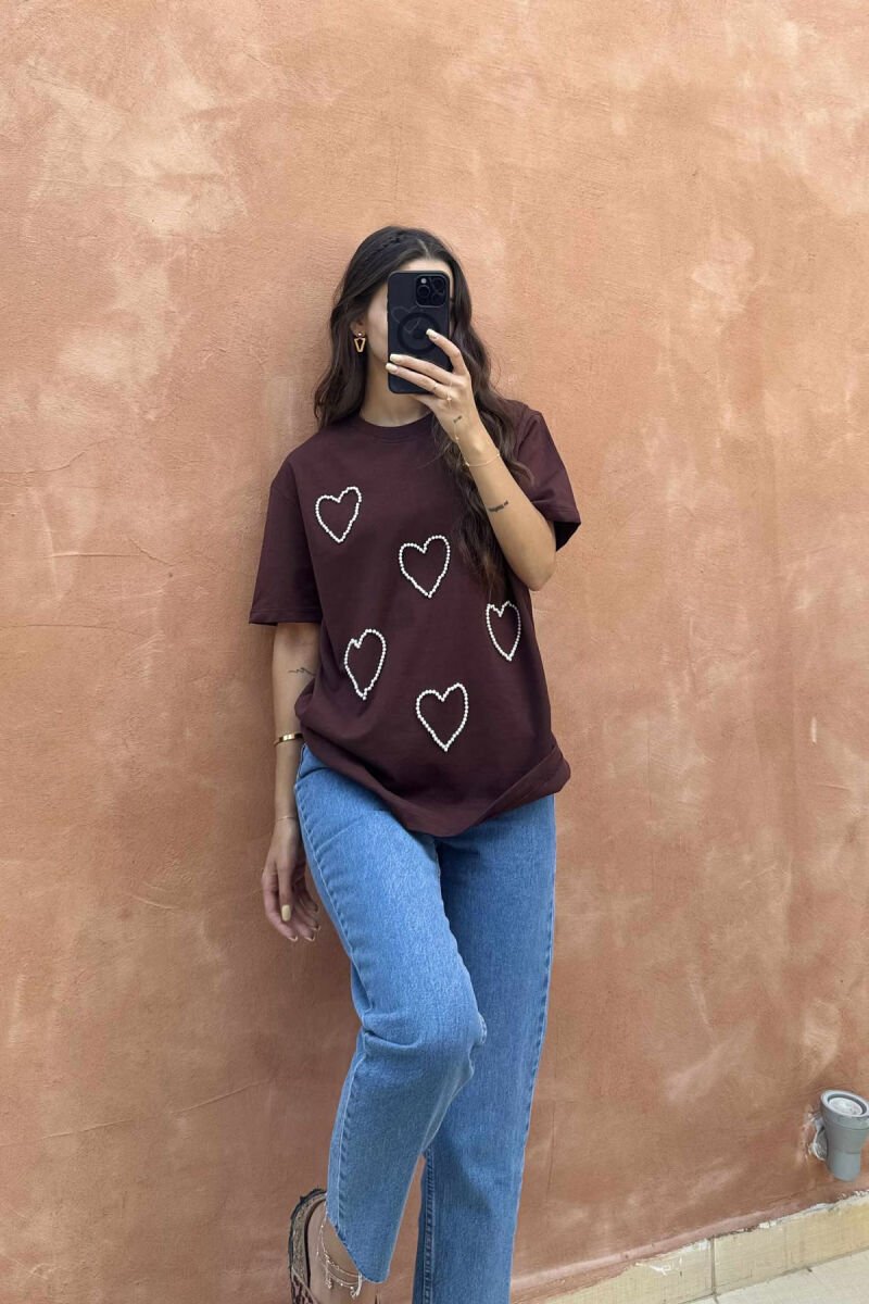 T-SHIRT NJËNGJYRËSH ME DIZANJE ZEMRASH PËR FEMRA NË NGJYRËN KAFE - 4