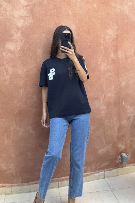 T-SHIRT NJË NGJYRËSH ME JAKË TË RRUMBULLAKËT DHE LOGO 95 PARA PËR FEMRA NË NGJYRËN BLU TË ERRËT - 1