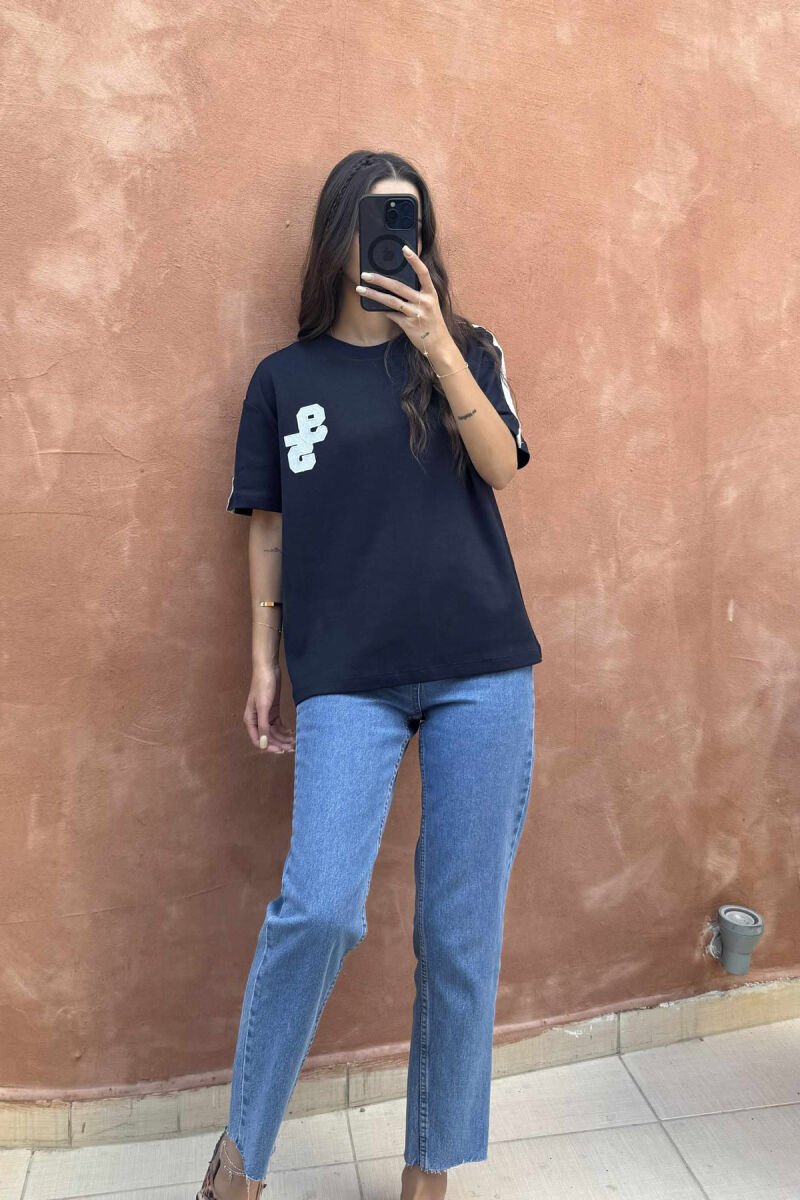 T-SHIRT NJË NGJYRËSH ME JAKË TË RRUMBULLAKËT DHE LOGO 95 PARA PËR FEMRA NË NGJYRËN BLU TË ERRËT - 1