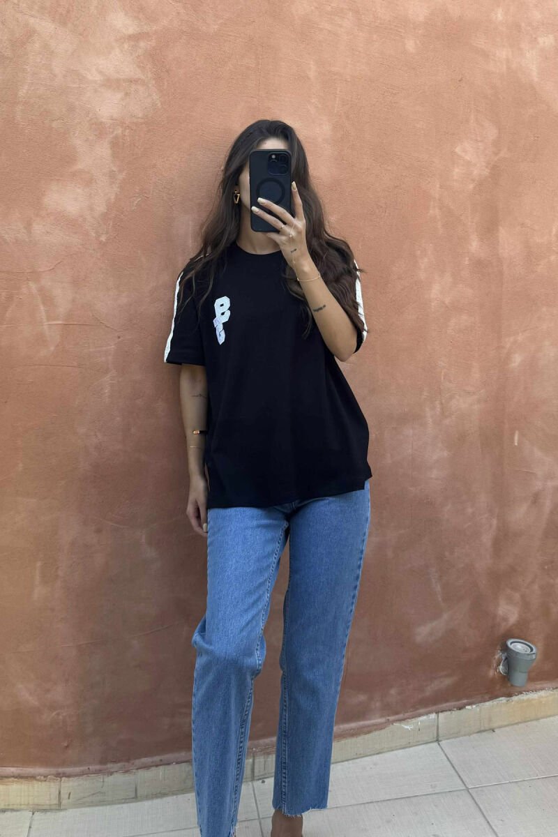 T-SHIRT NJË NGJYRËSH ME JAKË TË RRUMBULLAKËT DHE LOGO 95 PARA PËR FEMRA NË NGJYRËN E ZEZË - 1