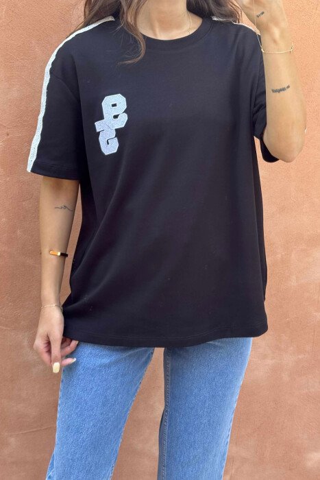 T-SHIRT NJË NGJYRËSH ME JAKË TË RRUMBULLAKËT DHE LOGO 95 PARA PËR FEMRA NË NGJYRËN E ZEZË - 2