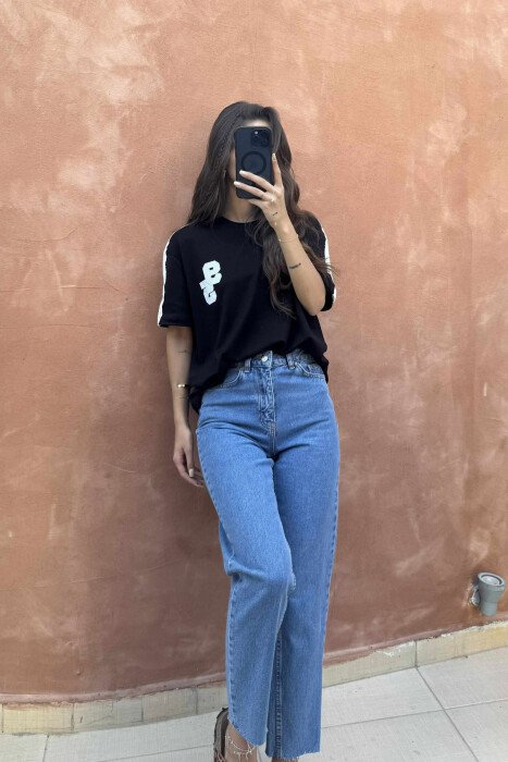 T-SHIRT NJË NGJYRËSH ME JAKË TË RRUMBULLAKËT DHE LOGO 95 PARA PËR FEMRA NË NGJYRËN E ZEZË - 4