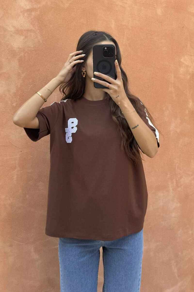 T-SHIRT NJË NGJYRËSH ME JAKË TË RRUMBULLAKËT DHE LOGO 95 PARA PËR FEMRA NË NGJYRËN KAFE - 2