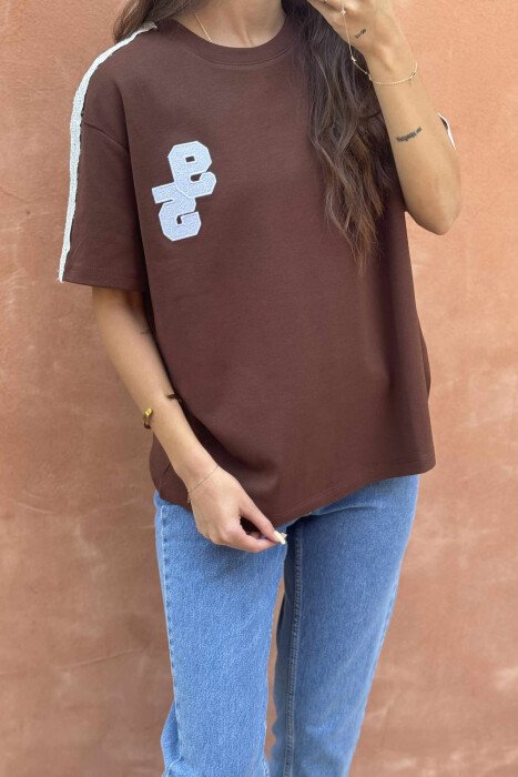 T-SHIRT NJË NGJYRËSH ME JAKË TË RRUMBULLAKËT DHE LOGO 95 PARA PËR FEMRA NË NGJYRËN KAFE - 4