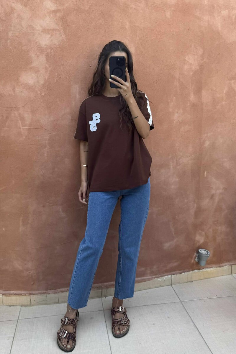 T-SHIRT NJË NGJYRËSH ME JAKË TË RRUMBULLAKËT DHE LOGO 95 PARA PËR FEMRA NË NGJYRËN KAFE - 5