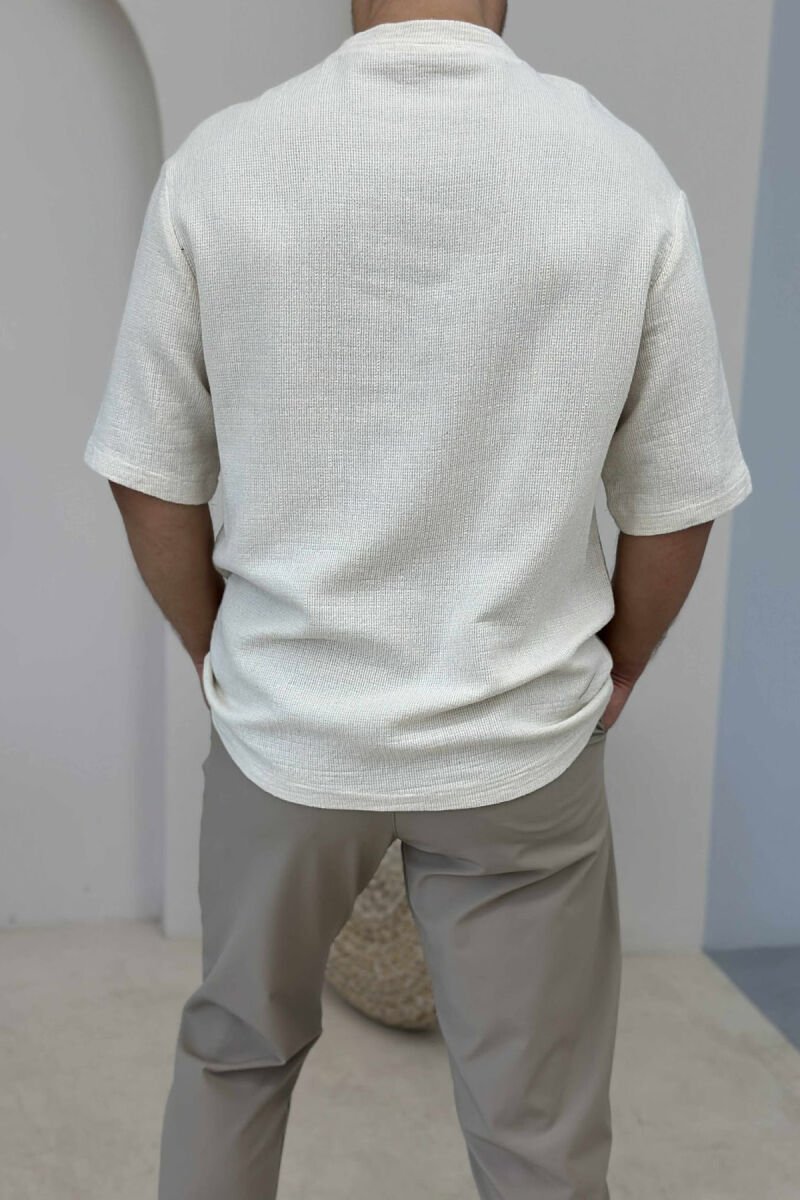 T-SHIRT NJËNGJYRËSH ME NJË XHEP PËR MESHKUJ NË NGJYRËN KREM - 2
