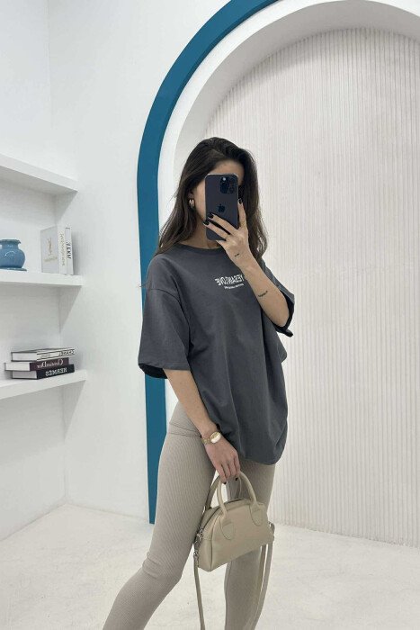 T-SHIRT PËR FEMRA NË NGJYRËN GRI E ERRËT - 1