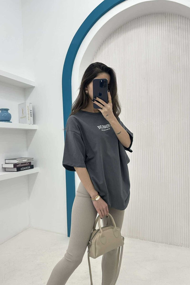 T-SHIRT PËR FEMRA NË NGJYRËN GRI E ERRËT - 1