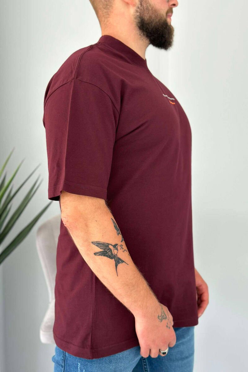 T-SHIRT PËR MESHKUJ ME SHKRONJA PËRPARA NË NGJYRË VISHNJE - 3