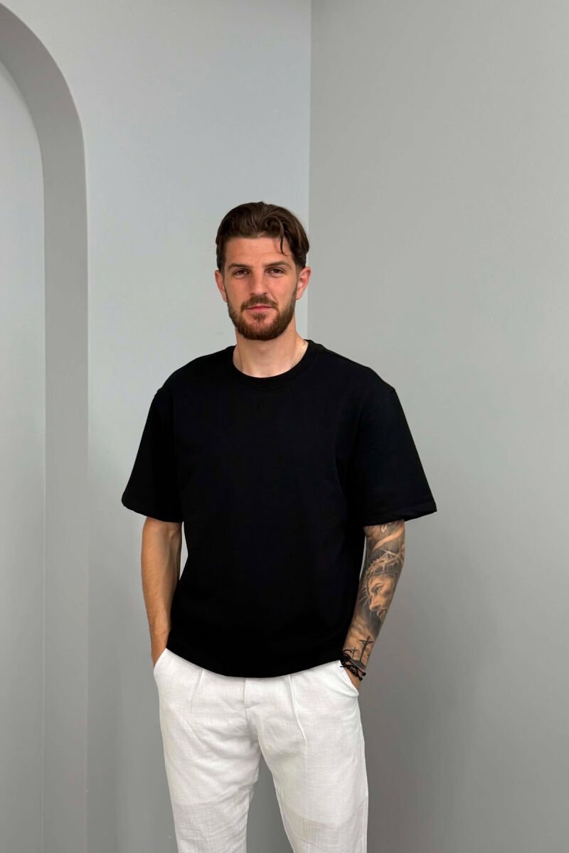 T-SHIRT PËR MESHKUJ NË NGJYRËN E ZEZË - 1