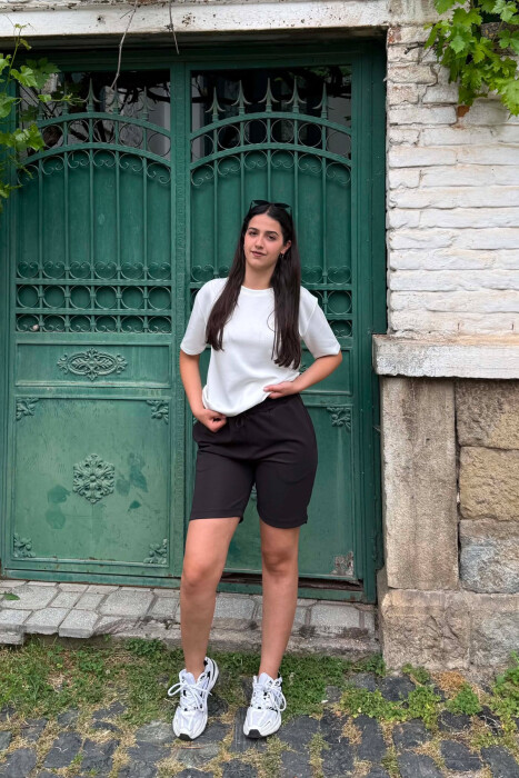 PANTALLONA TE SHKURTRA NJE NGJYRESHE ME TEKSTURE PER FEMRA NE NGJYRE TE ZEZE - KLAUDIO FASHION