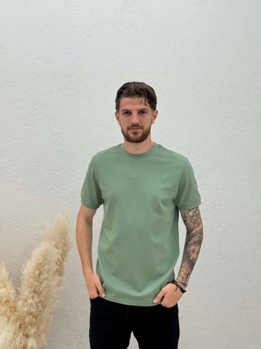 T-SHIRT I TEKSTURUAR ME JAKE TE RRUMBULLAKET PER MESHKUJ NE NGJYRE MENTE - KLAUDIO FASHION