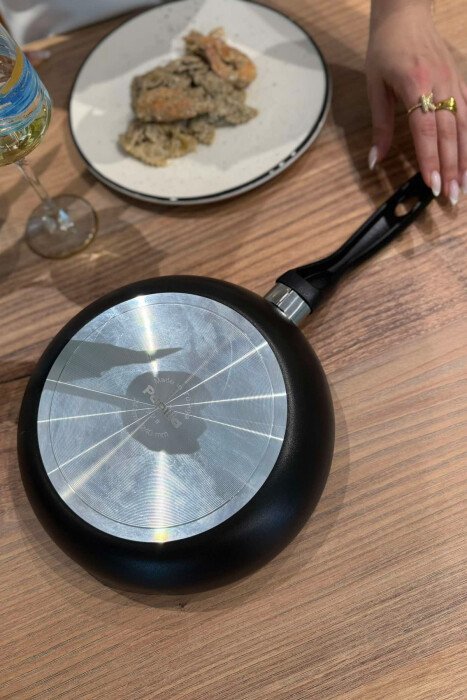 TIGAN PËR SKUQJE ME KAPAK QELQI 24 CM NË NGJYRËN E ZEZË - 4