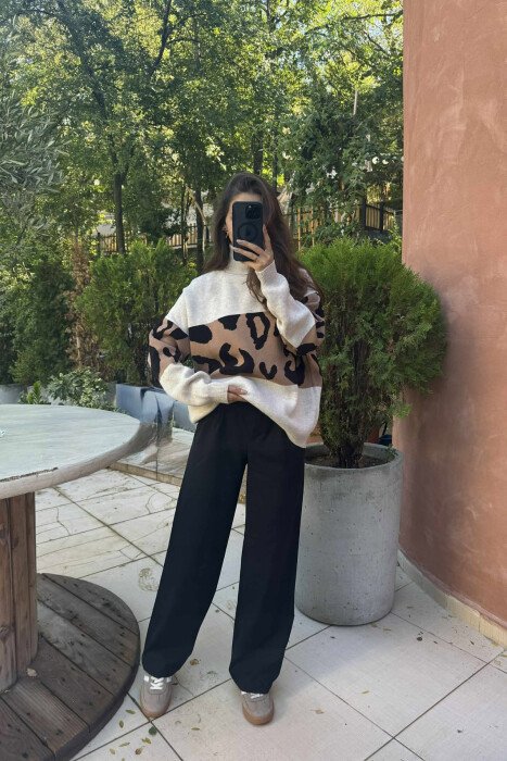 TRIKO E THJESHTË ME JAKË GOLF DHE DIZANJ LEOPARD PËR FEMRA NË NGJYRËN BEZHË TË ZBARDHUR - 1
